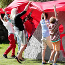 28. august: Kronprinsesse Mette-Marit åpner deltar ved åpningen av en skulptursti av og for barn på Akershus festning (Foto: Lise Åserud, Scanpix)
